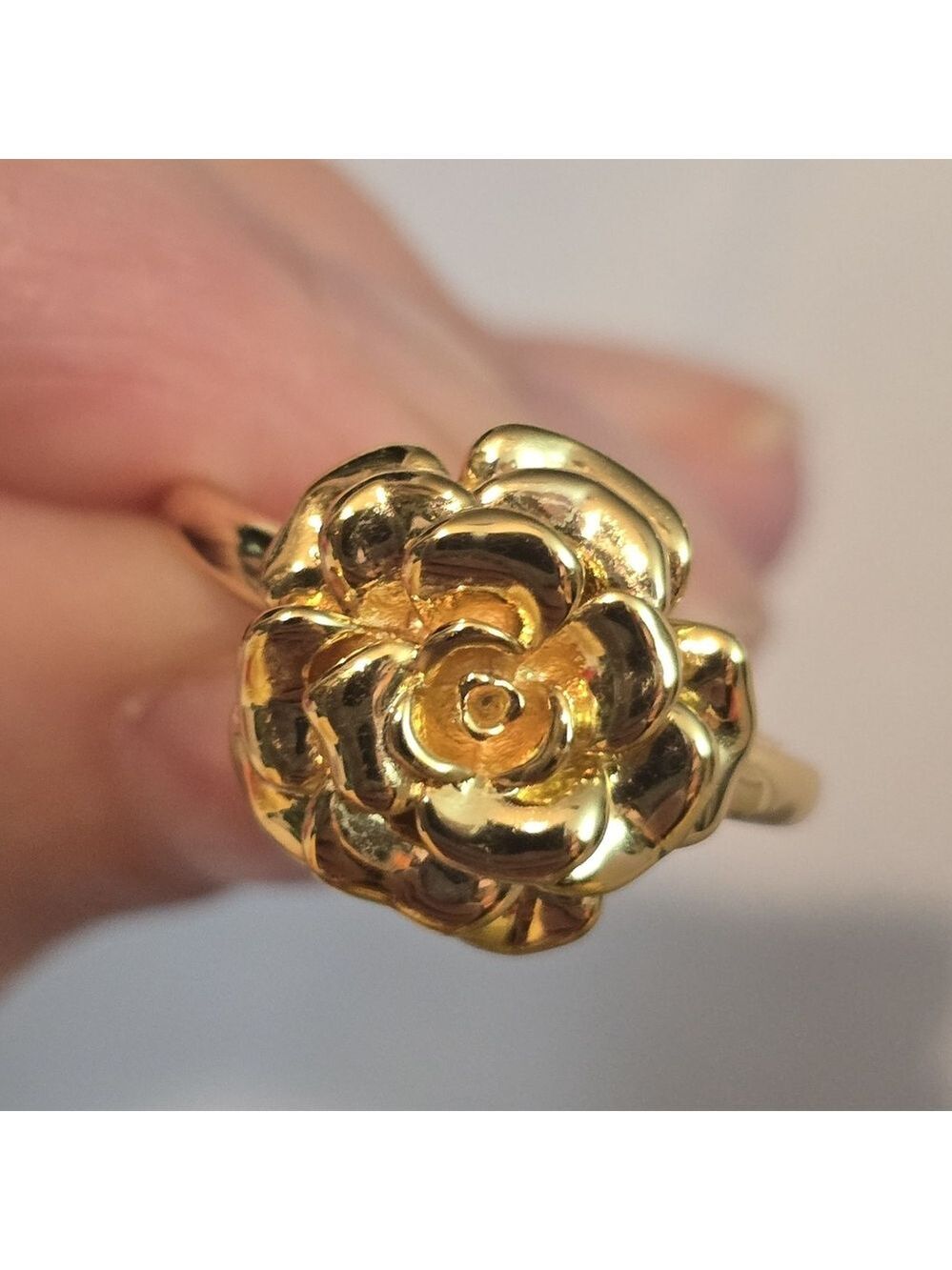 Camelia ring by Oomiay